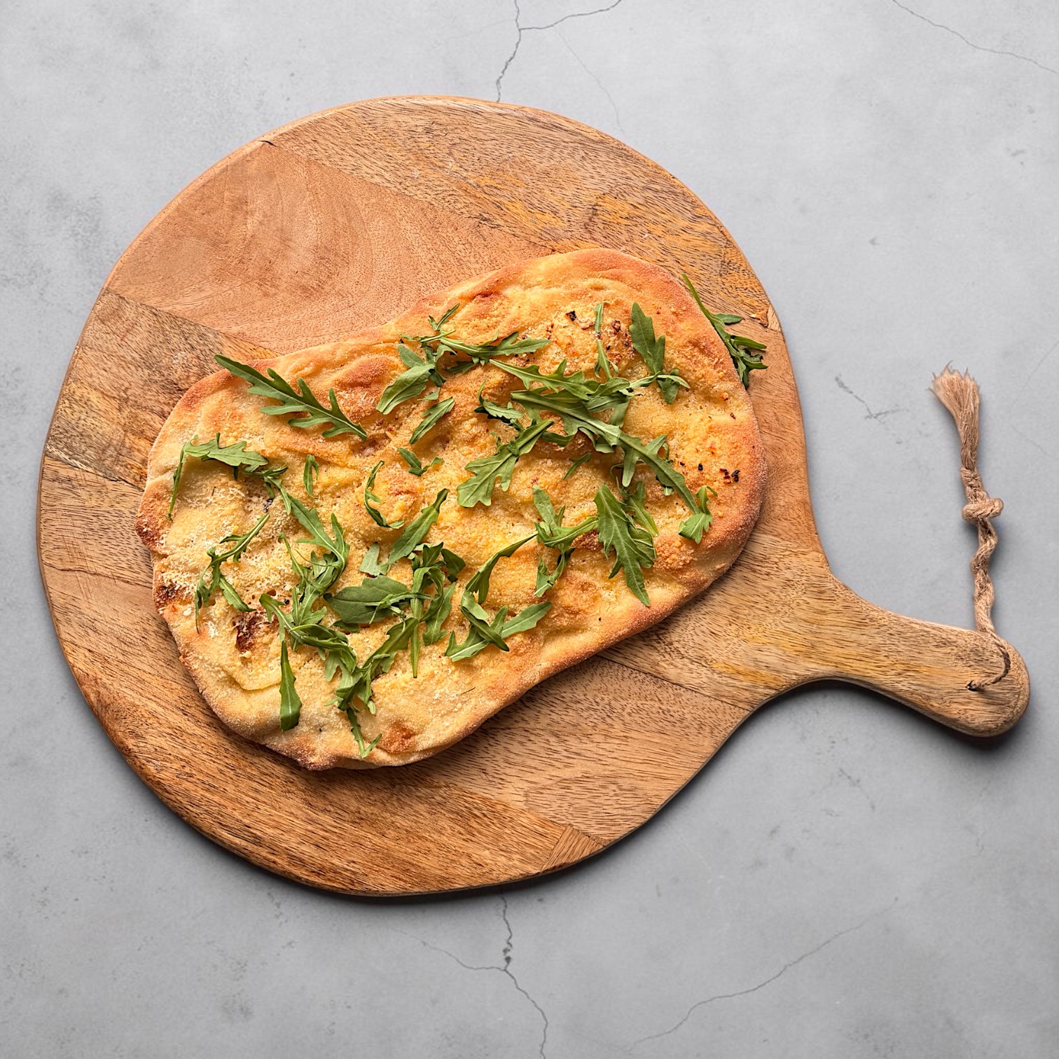 Parmesan-valkosipuli Flatbread